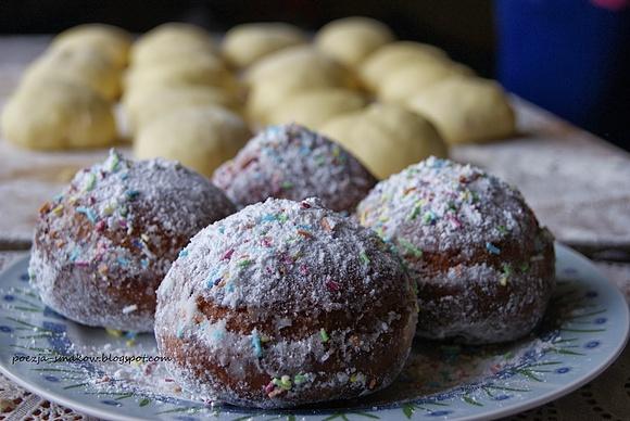 Przepis na domowe pączki z drożdży