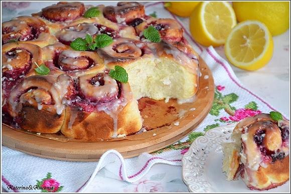 Ciasto rozetowe z wiśniami i migdałami