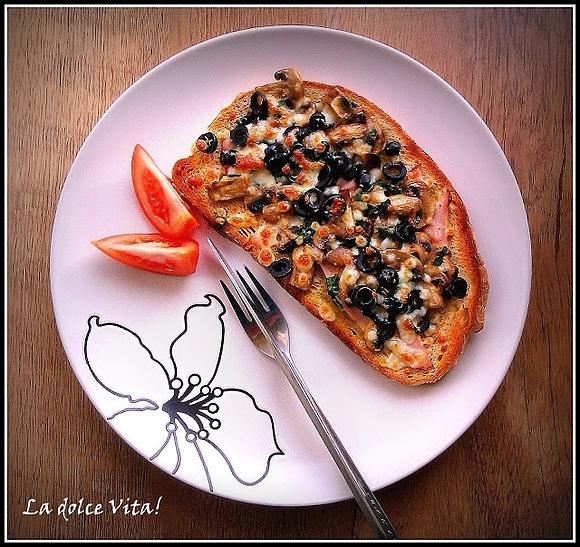 Bruschetta z szynką, pieczarkami, szpinakiem, oliwkami i mozzarellą