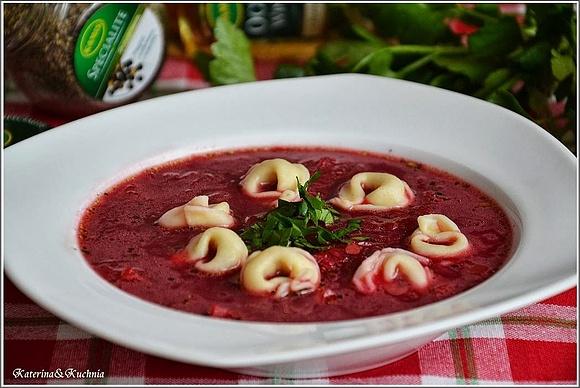 Gęsty i warzywny barszcz czerwony z grzybowymi tortellini
