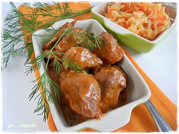 Kawałki wieprzowiny w pomidorowym sosie