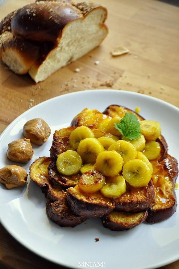Tosty francuskie z karmelizowanymi bananami i masłem orzechowym