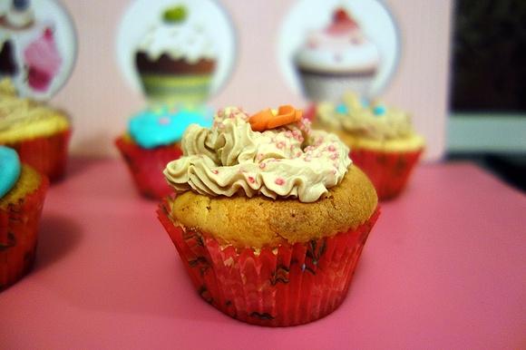 Różane cupcakes z białą czekoladą