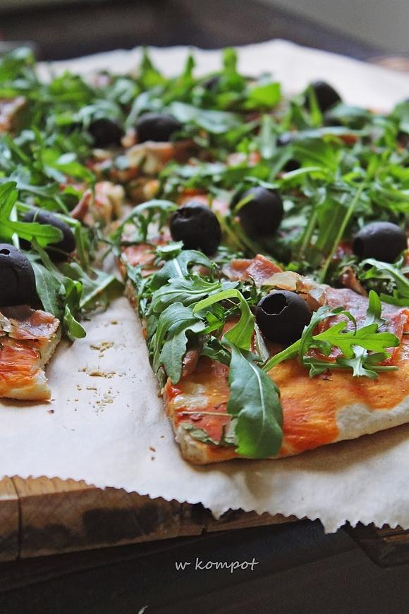 Pizza z rukolą, szynką parmeńską i oliwkami