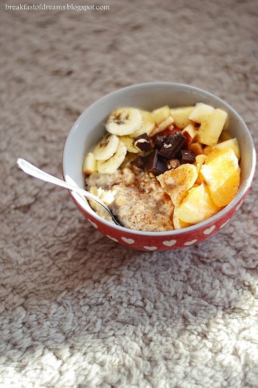 Owsianka na mleku z cynamonem, pomarańczą, jabłkiem, bananem i gorzką czekoladą z orzechami laskowymi