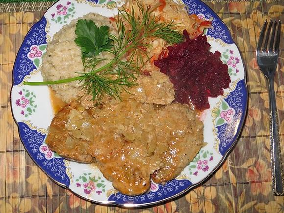 Karkówka warstwowa z cebulą i sosem pomidorowym