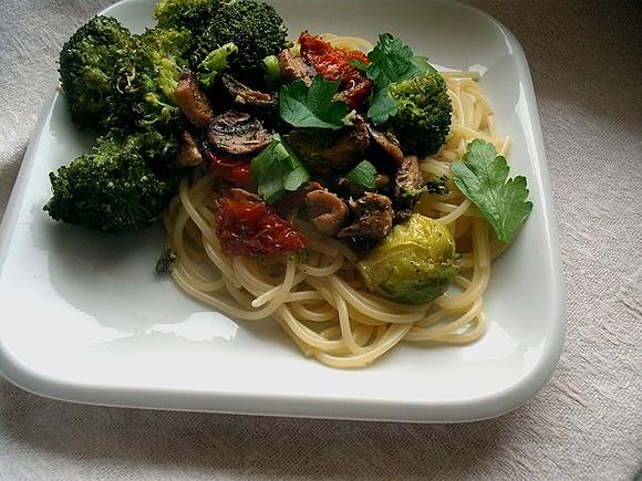 Spaghetti z pieczarkami brokułami i suszonymi pomidorami