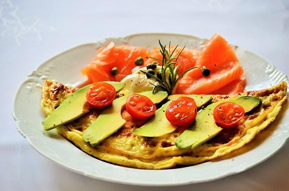 Omlet z łososiem i awokado