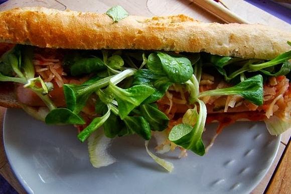 Hot dog z kapustą kiszoną, szynką i roszponką