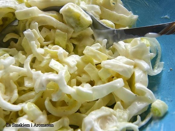 Surówka z pora - przepis na lekką sałatkę z majonezem i jogurtem