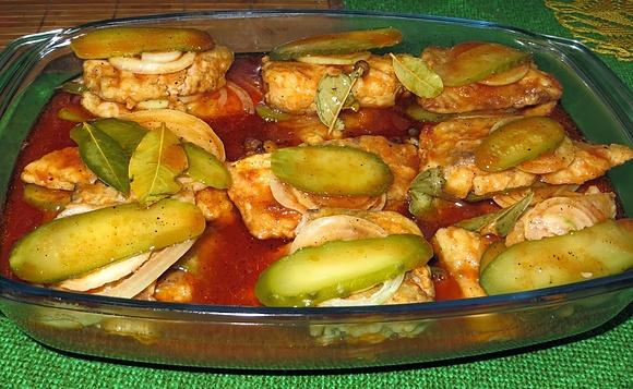 Smażony dorsz w zalewie salsa z ogórkiem i cebulą