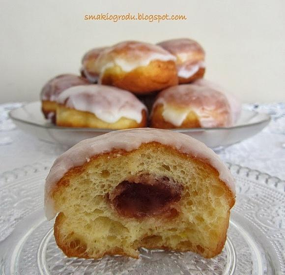 Pączki tradycyjne nadziewane konfiturą