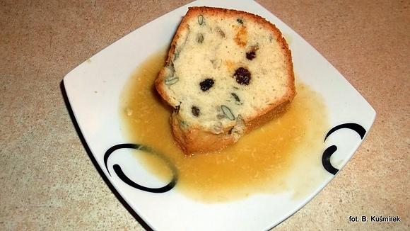 Babka pianka z sosem z chałwy