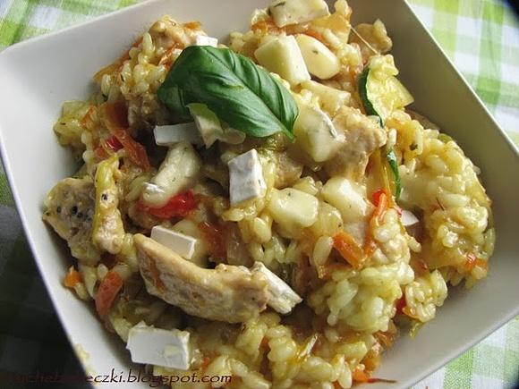 Risotto z kurczakiem, serem camembert i warzywami