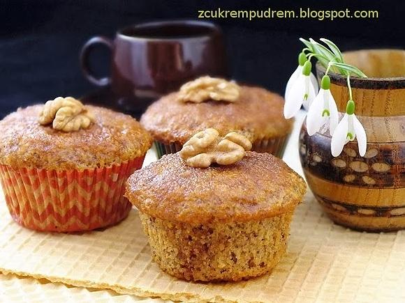Orzechowe muffiny z polewą cynamonową