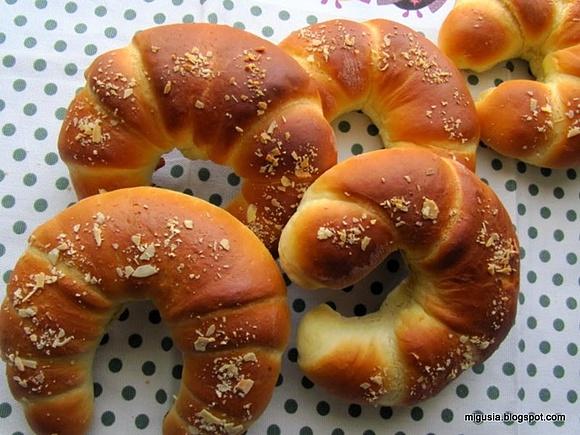 Drożdżowe rogaliki z nutellą i migdałami