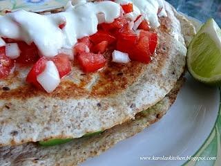 Tortilla z awokado i łososiem