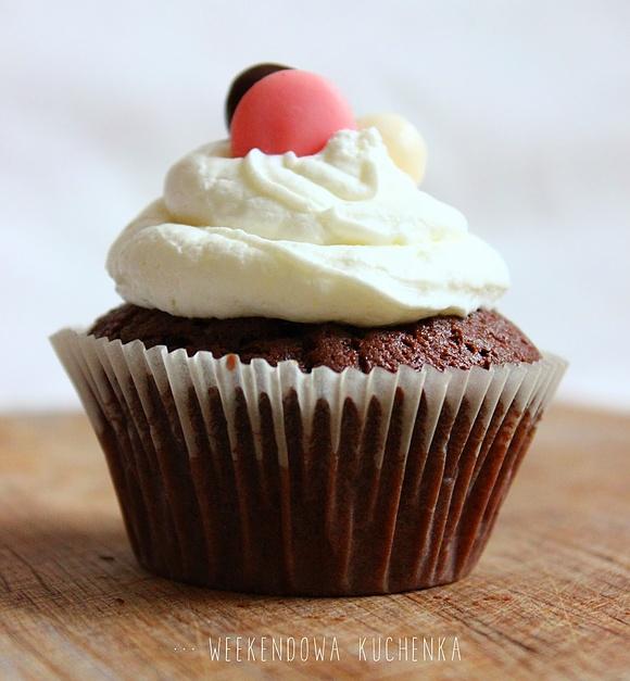 Babeczka czekoladowa z kremem - strawberry cupcakes
