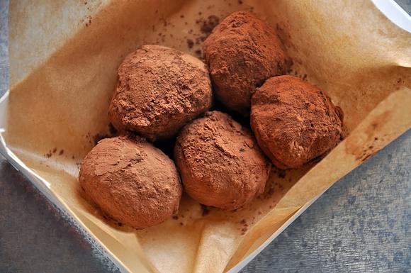 Trufle czekoladowe z amaretto - przepis na własnoręczne cukierki