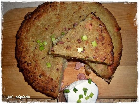 Babka ziemniaczana z parówkami i tatarską