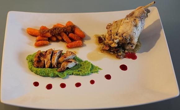 Faszerowany królik en papilotte z miętowym puree i sosem z czarnej porzeczki