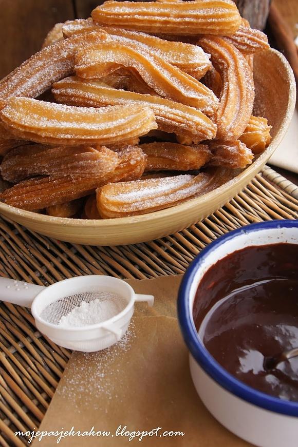 Churros z sosem czekoladowym
