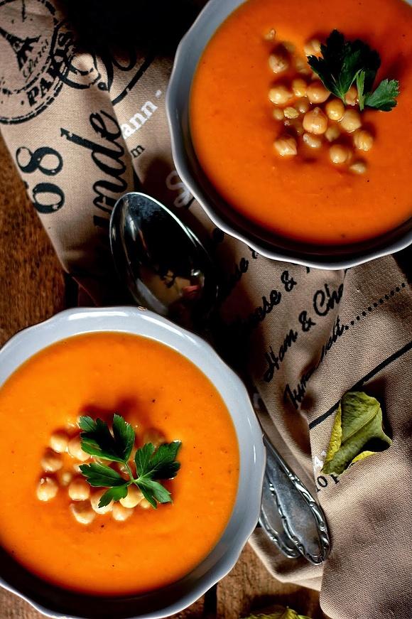 Krem z dyni piżmowej z pastą curry i cieciorką