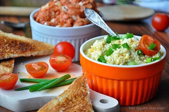 Pasta kanapkowa z jajkiem, pomidorem i szczypiorkiem