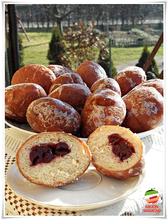 Pączki z nadzieniem powidłowym i wiśniowym