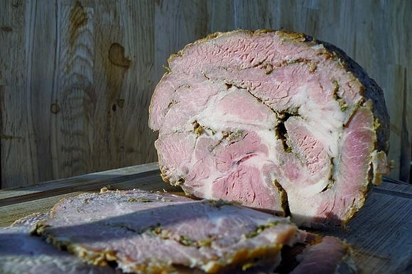 Porchetta pieczona z przyprawami w domowej bułce