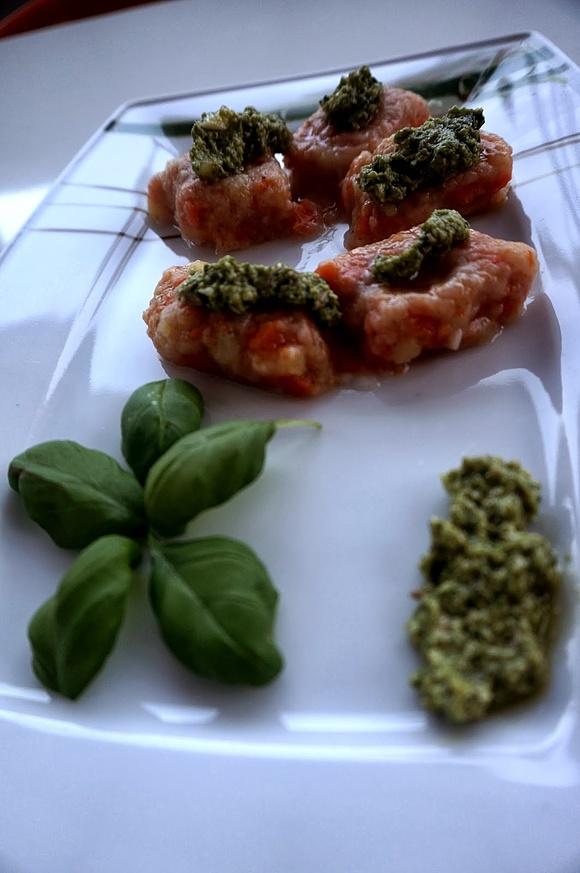 Gnocchi marchewkowe z sosem z rukoli i pesto