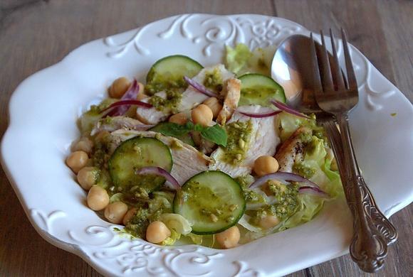 Sałatka fit z grillowanym kurczakiem, cieciorką i sosem pesto