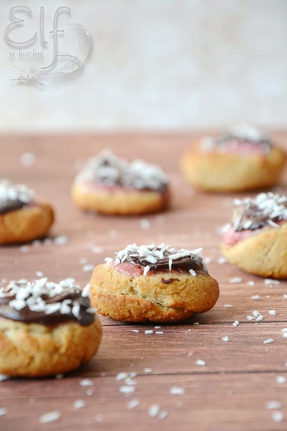 Pełnoziarniste pieczone pączki z żurawiną