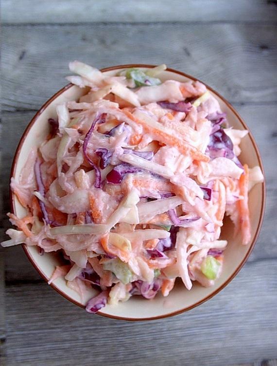 Pyszny przepis na coleslaw z białej i modrej kapusty