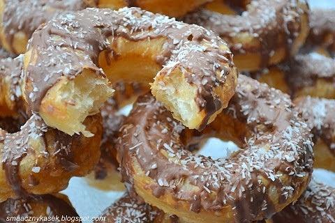 Cronut - croissant-doughnut nietypowa słodka przekąska na tłusty czwartek