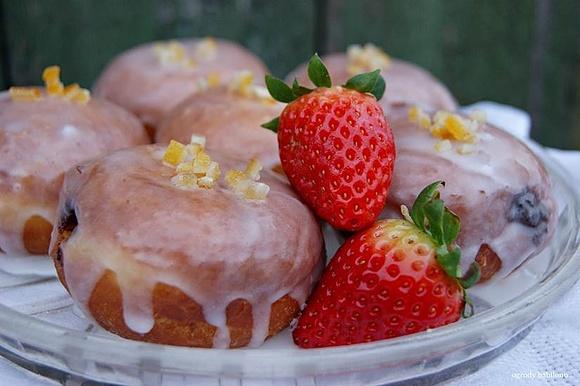 Pączki z powidłami i lukrem pomarańczowym