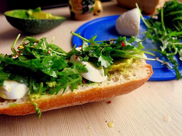 Ciabatta z awokado, mozzarellą i rukolą