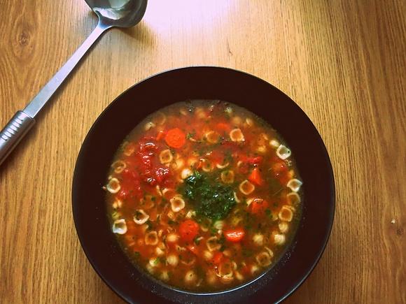 Warzywna zupa z pesto z rukoli