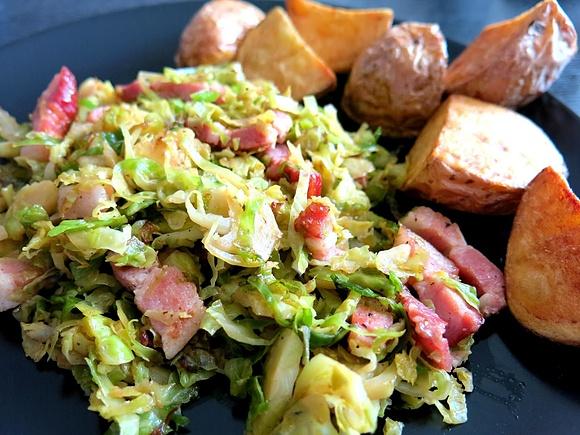 Brukselka z boczkiem i pieczonymi ziemniakami – brytyjski obiad bożonarodzeniowy