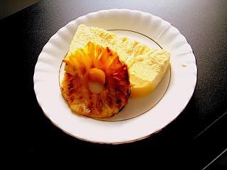 Miodowe semifreddo z grillowanym ananasem