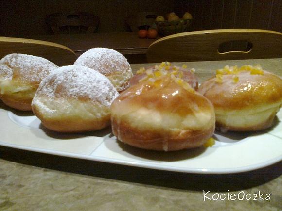 Pączki z marmoladą różaną i lukrem