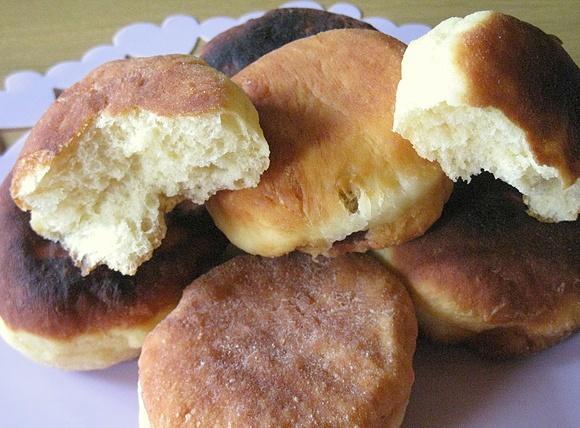 Pączki na tłusty czwartek z nadzieniem dżemowym i pieczone