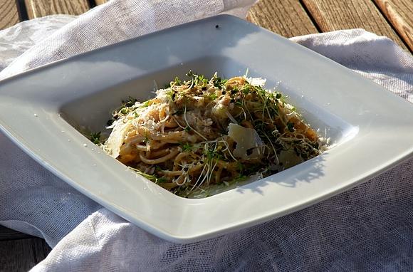 Pełnoziarniste spaghetti z anchois, tuńczykiem i ziołami prowansalskimi