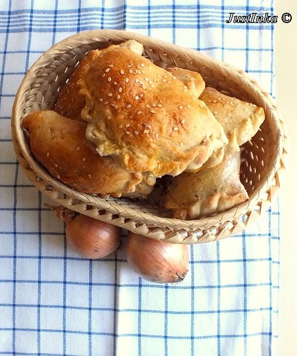 Pieczone pierożki z pieczarkami i cebulą