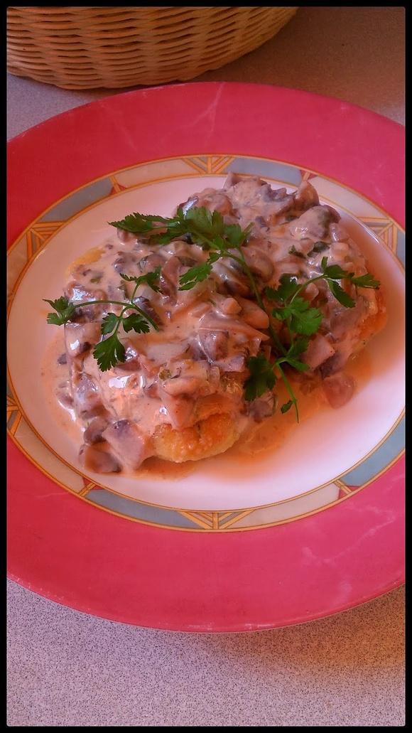 Kotlety ziemniaczane z sosem pieczarkowym
