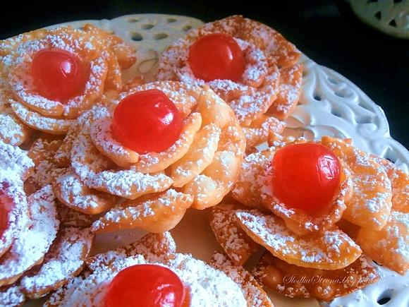 Róże Karnawałowe z wisienkami koktajlowymi