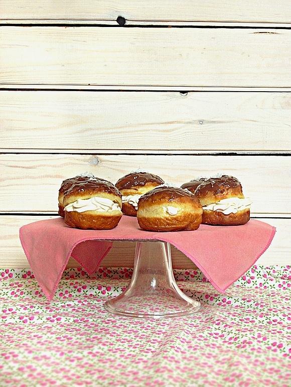 Tłusty Czwartek pączki z bitą śmietaną