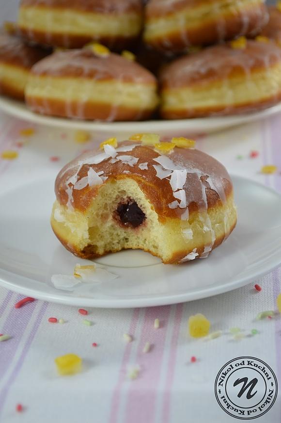 Tradycyjne pączki na Tłusty Czwartek z nadzieniem z dżemu