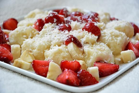 Leniwe kluski z bananem, truskawkami i wiórkami kokosowymi