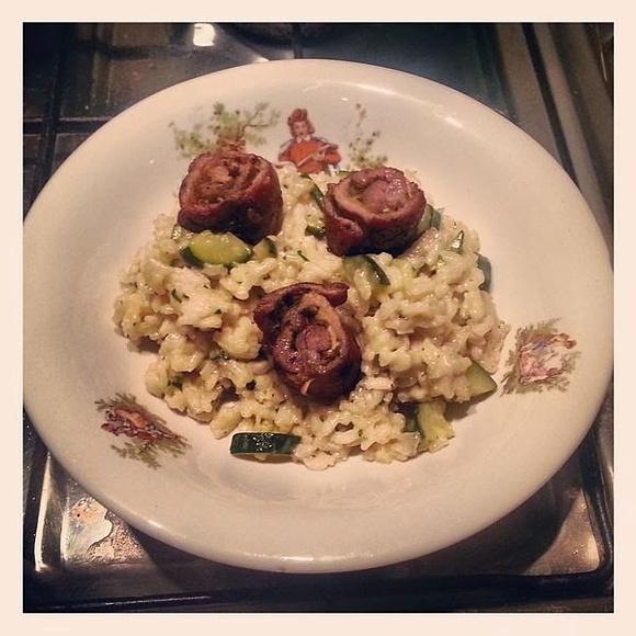 Risotto z cukinią na mleczku kokosowym i mini roladki z karkówki